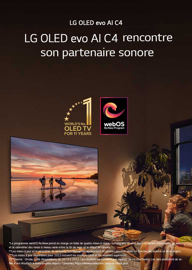 Un LG OLED evo C4 monté sur le mur d'un salon de soirée confortable avec une LG soundbar montée juste en dessous. Une plage au coucher du soleil avec les silhouettes de trois surfeurs s’affiche sur le téléviseur. Deux femmes sont assises sur le canapé, faisant face et penchées vers le téléviseur et la barre de son. L’emblème « numéro 1 mondial TV OLED pour 11 ans » et le logo « webOS Re:New Program » sont à l’image. Une clause de non-responsabilité stipule que : « Le programme webOS Re:New prend en charge un total de quatre mises à niveau sur cinq ans, le seuil étant la version préinstallée de webOS, et le calendrier des mises à niveau varie entre la fin du mois et le début de l’année. » « Les mises à jour et le calendrier de certaines fonctionnalités, applications et services peuvent varier en fonction du modèle et de la région. »  « Les mises à jour disponibles pour 2023 incluent les modèles UHD et les modèles supérieurs. » « Source : Omdia. Unité d’expéditions, de 2013 à 2023. Les résultats ne reflètent pas l’opinion de LG Electronics. Les tiers acceptent de se fier à ces résultats à leurs propres risques. Consultez https://www.omdia.com/ pour en savoir plus. »