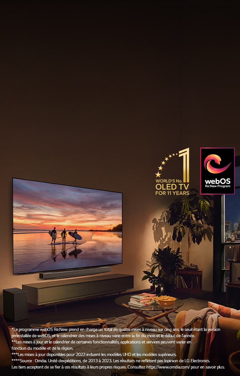 Un LG OLED evo C4 monté sur le mur d'un salon de soirée confortable avec une LG soundbar montée juste en dessous. Une plage au coucher du soleil avec les silhouettes de trois surfeurs s’affiche sur le téléviseur. Deux femmes sont assises sur le canapé, faisant face et penchées vers le téléviseur et la barre de son. L’emblème « numéro 1 mondial TV OLED pour 11 ans » et le logo « webOS Re:New Program » sont à l’image. Une clause de non-responsabilité stipule que : « Le programme webOS Re:New prend en charge un total de quatre mises à niveau sur cinq ans, le seuil étant la version préinstallée de webOS, et le calendrier des mises à niveau varie entre la fin du mois et le début de l’année. » « Les mises à jour et le calendrier de certaines fonctionnalités, applications et services peuvent varier en fonction du modèle et de la région. »  « Les mises à jour disponibles pour 2023 incluent les modèles UHD et les modèles supérieurs. » « Source : Omdia. Unité d’expéditions, de 2013 à 2023. Les résultats ne reflètent pas l’opinion de LG Electronics. Les tiers acceptent de se fier à ces résultats à leurs propres risques. Consultez https://www.omdia.com/ pour en savoir plus. »
