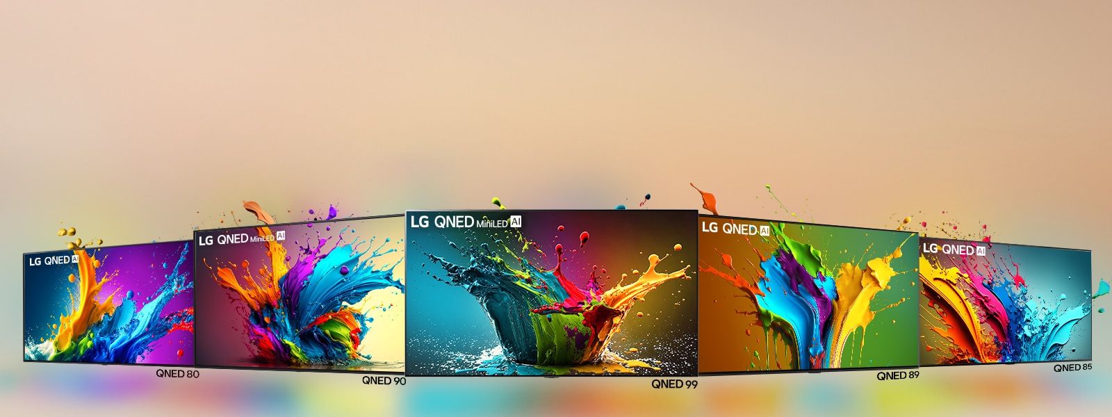 LG QNED 80, QNED 90, QNED 99, QNED 89, et QNED 85 TV se tenant côte à côte dans une ligne angulaire avec QNED 99 TV vers l’avant et les autres à un angle de 45° C. Des gouttelettes colorées et des vagues de peinture proviennent de chaque écran et la lumière rayonne, projetant des ombres colorées en dessous.