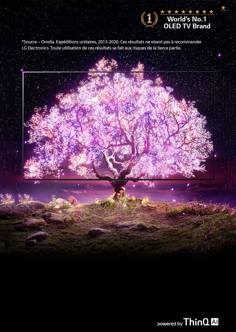 La scène où l’on voit le téléviseur OLED est superposée avec une image montrant un arbre brillant en rose. Le logo « La marque de téléviseur OLED N°1 au monde » est placé en haut à droite. Le logo « Powered by ThinQ IA » est placé en bas à droite. Le logo « LG OLED evo » est placé dans le coin en haut à gauche. Un bouton EN SAVOIR PLUS est situé en bas au centre.