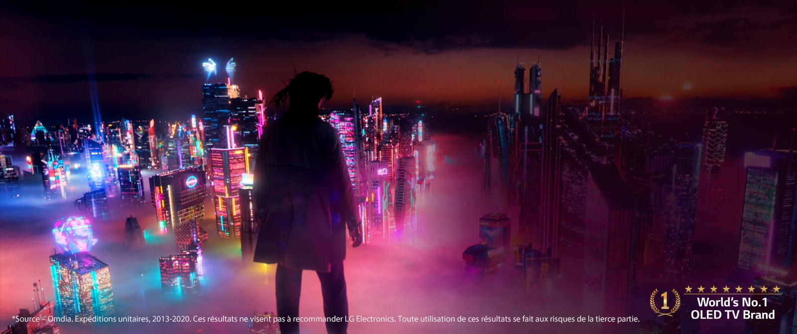 Une femme regarde un panorama urbain éclairé de néons colorés durant la nuit. Le texte « ILLUMINEZ VOTRE UNIVERS, L'ULTIME EVOLUTION DES PIXELS AUTO-EMISSIFS » est situé sur la droite d’une femme dans l’image. Un bouton EN SAVOIR PLUS est situé en bas au centre. Le logo « La marque de téléviseur OLED n°1 au monde » est situé en bas à droite.