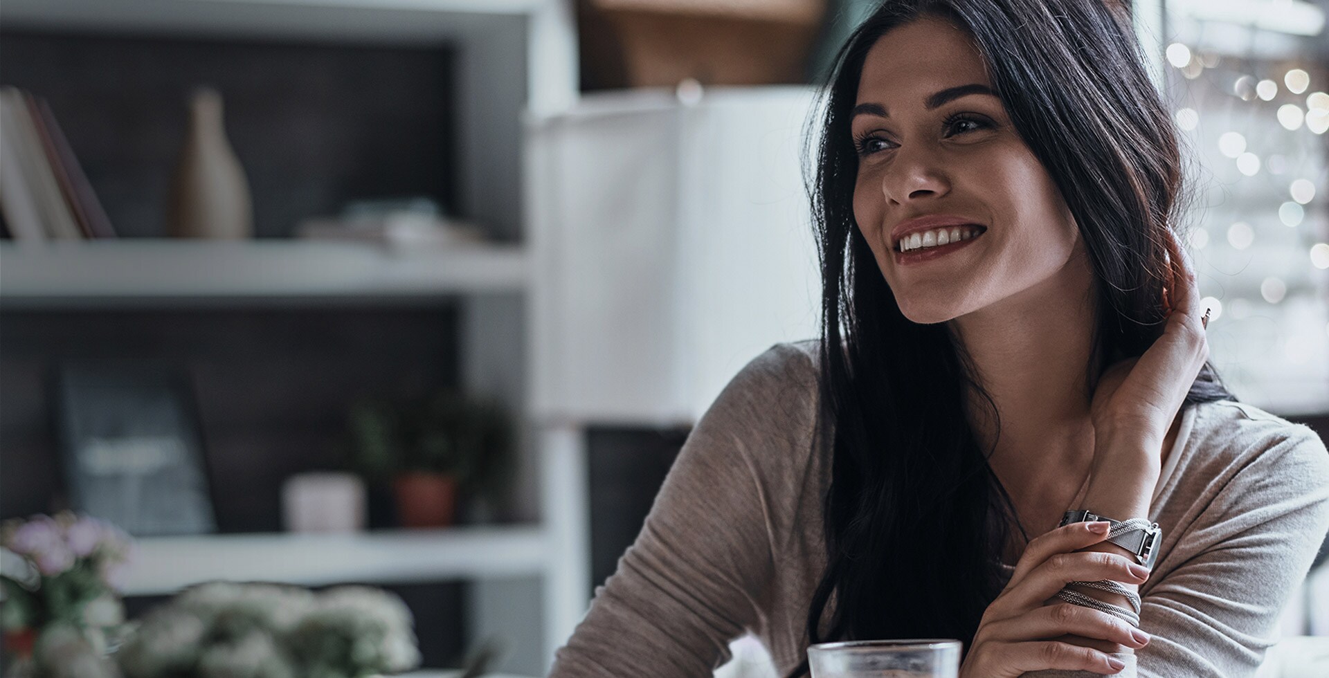Une femme fixe quelque chose avec un grand sourire.