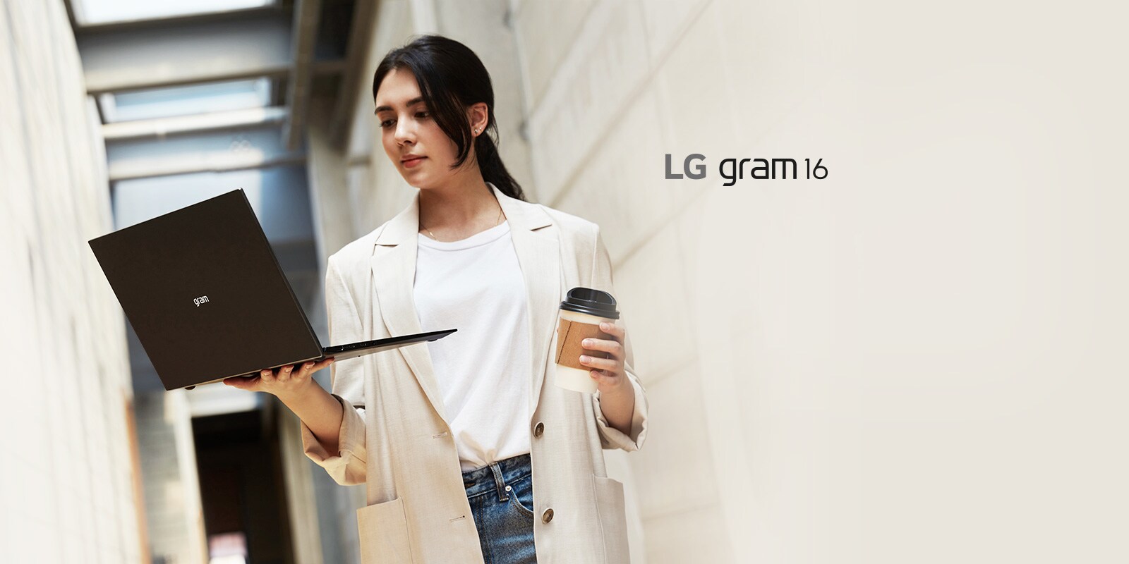無論您熱愛什麼活動或工作，LG gram 都可以勝任一切；超輕有型，讓您能隨身攜帶。