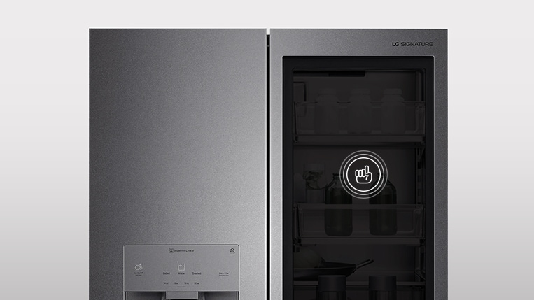 LG SIGNATURE 電冰箱的 InstaView 門會出現手指圖案。
