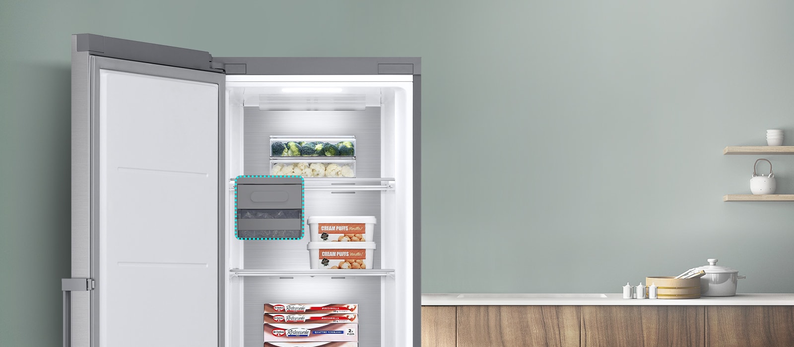 打開的冷凍櫃，且食物放在各冷凍層。藍色虛線突出顯示製冰盒的位置，但顯示可以卸除以挪出額外的存放空間。