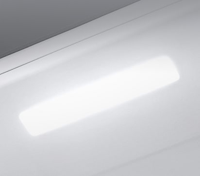 顯示冷凍櫃內部頂端，柔和的 LED 燈亮起。