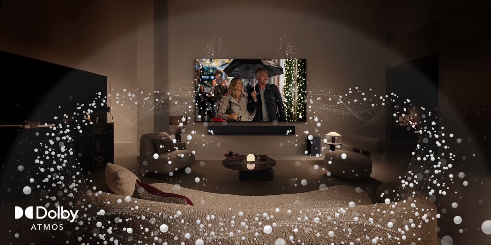 慵懶昏暗的客廳空間，LG OLED TV 展現一對情侶共撐一把雨傘，而且明亮的圓形圖案圍繞著房間。Dolby Atoms 標誌位於左下角。