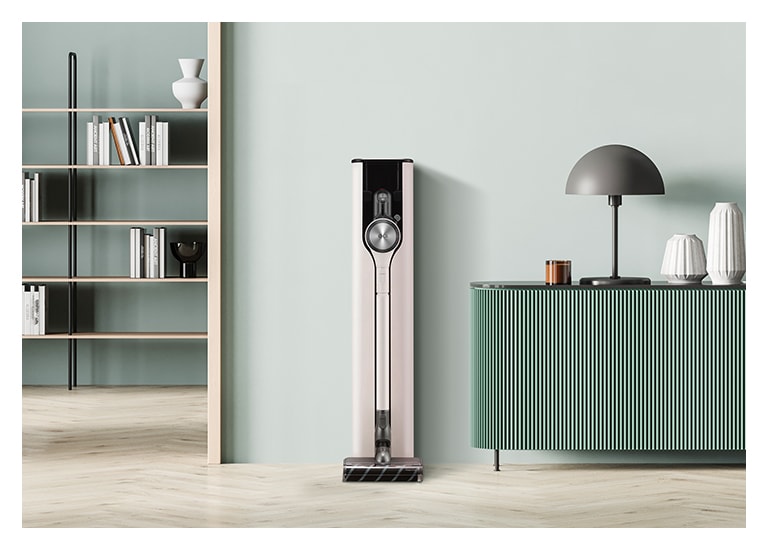 顯示雪霧白的 LG CordZero All-in-One 吸塵器 Objet 系列放置在一個現代客廳內。