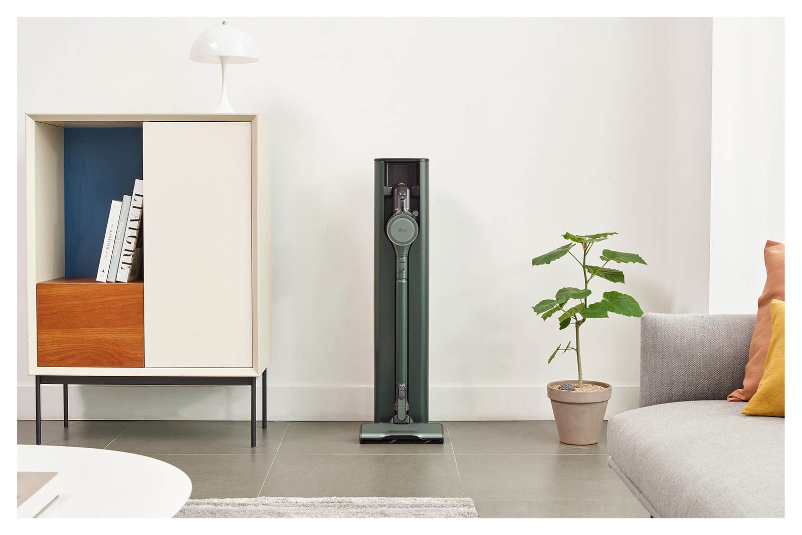 顯示石墨綠的 LG CordZero All-in-One 吸塵器 Objet 系列放置在與周圍家具搭配自然的客廳內。
