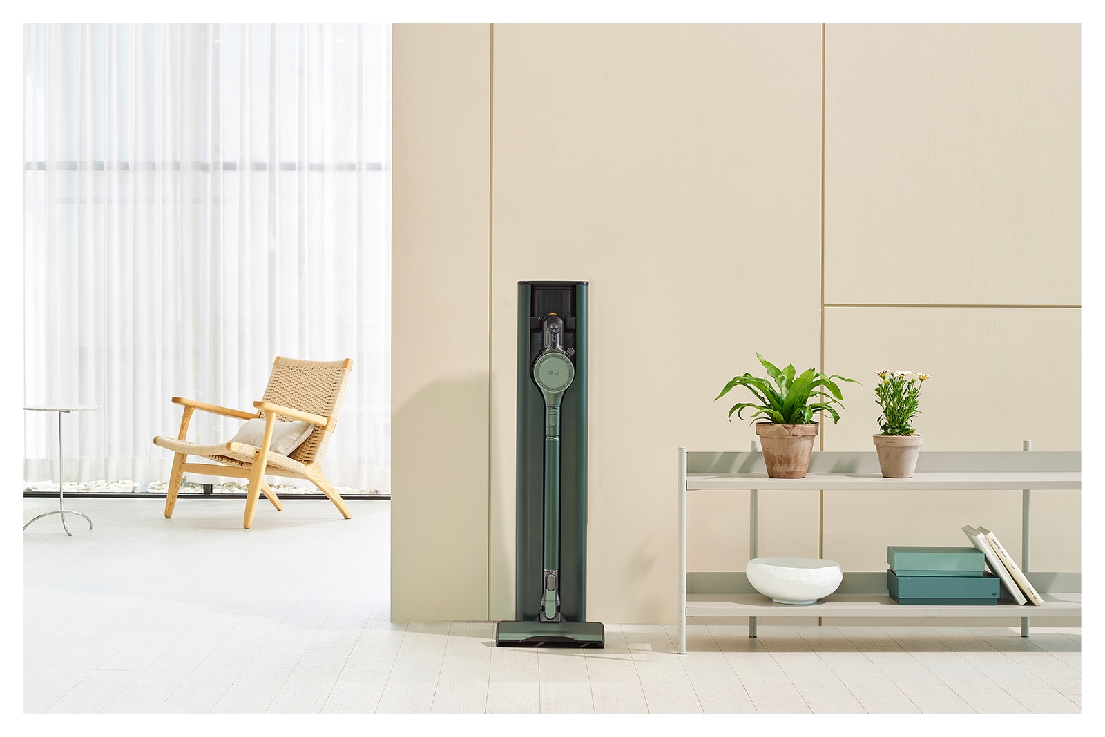 顯示石墨綠色的 LG CordZero All-in-One 濕拖無線吸塵器 Objet Collection 放置在現代客廳內。