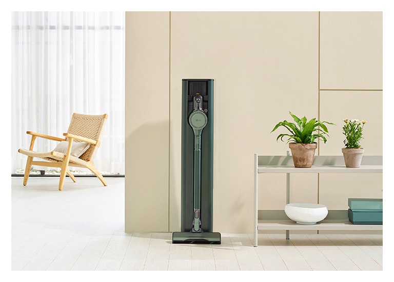 顯示石墨綠色的 LG CordZero All-in-One 濕拖無線吸塵器 Objet Collection 放置在現代客廳內。