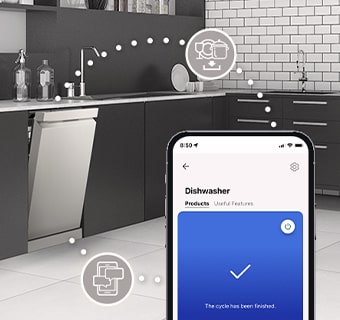 廚房內部配有部分開放式的獨立式洗碗機和顯示清洗週期完成通知的 LG ThinQ™ 應用程式。