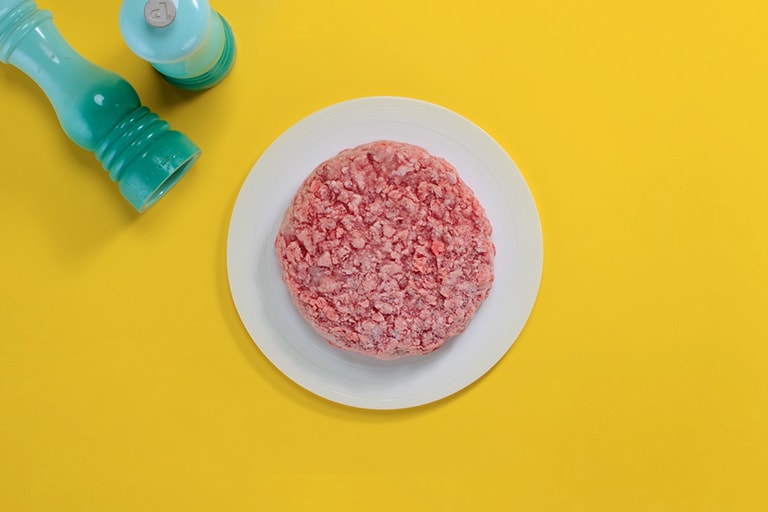 動畫顯示，與傳統微波爐相比，LG NeoChef™ 能更均勻地解凍肉品。