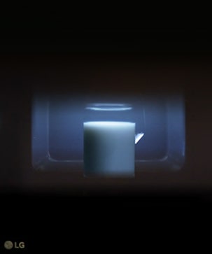 此影像展示了 LG NeoChef™ 內部 LED 燈亮起。