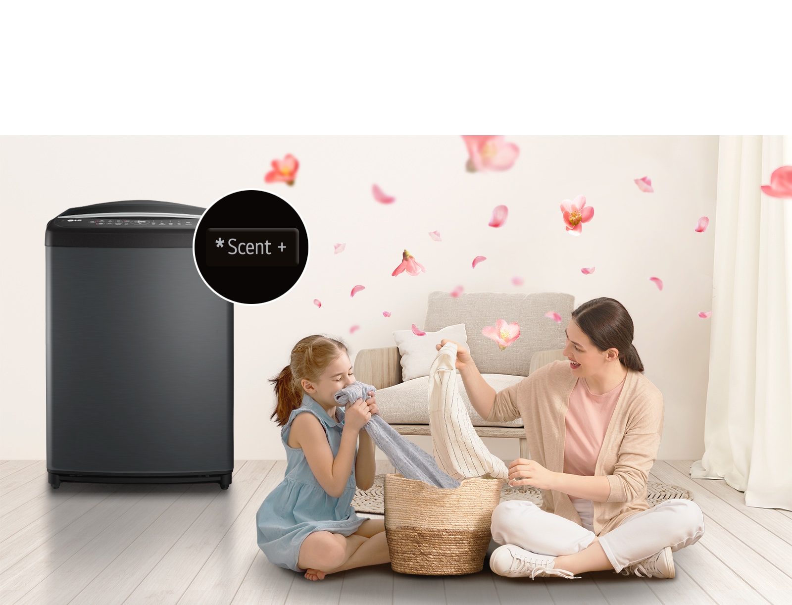 突顯 LG 洗衣機的「芳香」按鈕，母親與女兒坐在地板上，手拿剛從身旁洗衣機取出的毛巾，享受其香氣。花瓣在其周圍飛舞。