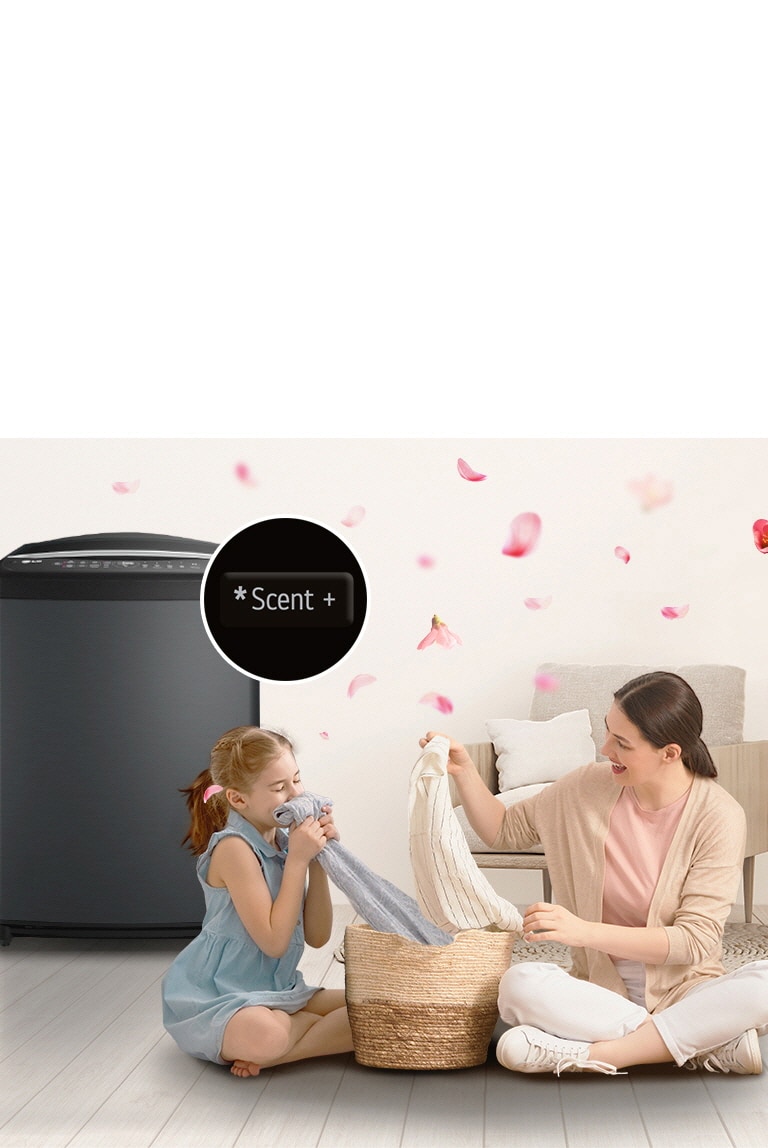 突顯 LG 洗衣機的「芳香」按鈕，母親與女兒坐在地板上，手拿剛從身旁洗衣機取出的毛巾，享受其香氣。花瓣在其周圍飛舞。