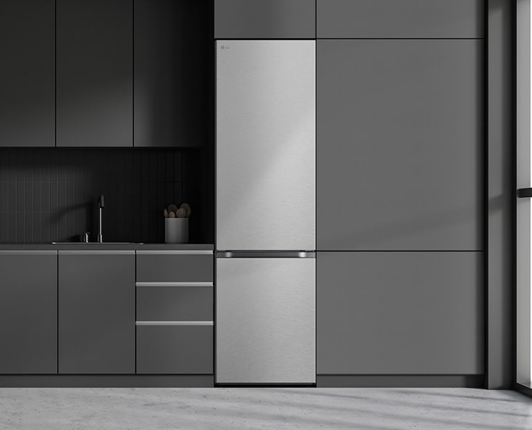 " Сучасна кухня з холодильником, який ідеально вписується в кухонні шафи, нагадуючи вбудовану модель."