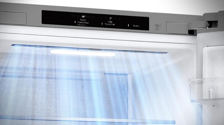 " Збільшене зображення вентиляційних отворів, розташованих у передній частині холодильника, що забезпечує ефективне та рівномірне охолодження."