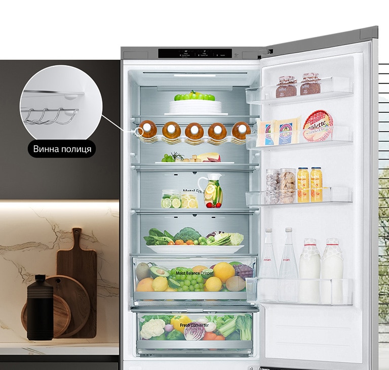 " В холодильнику, який наповнений свіжими продуктами, відкриті дверцята, та демонструється наявність винної полиці."