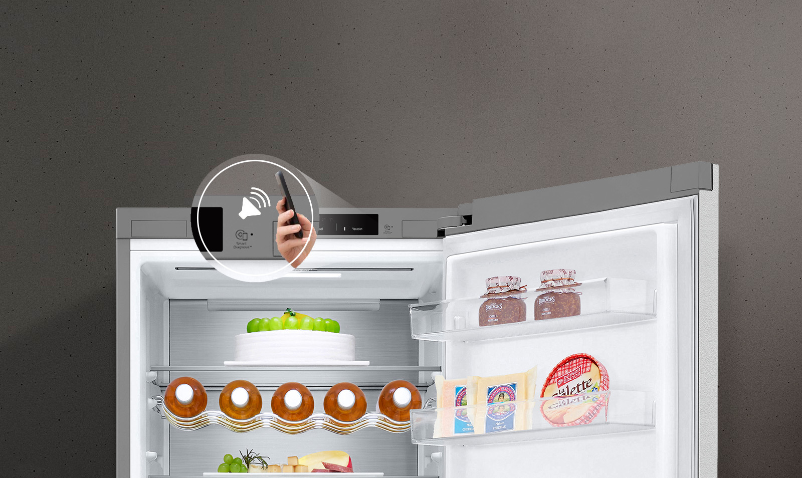 Зображено справа на передньому плану руку, що тримає смартфон, на якому видно інтерфейс Smart Diadnosis..