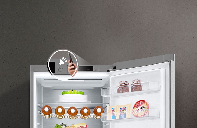 Зображено справа на передньому плану руку, що тримає смартфон, на якому видно інтерфейс Smart Diadnosis..