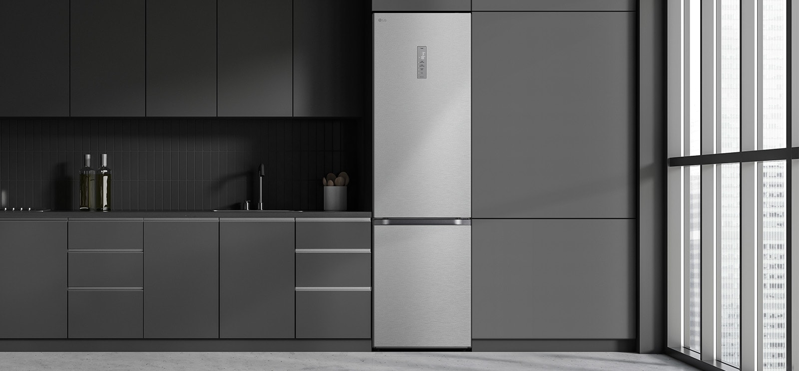 " Сучасна кухня з холодильником, який ідеально вписується в кухонні шафи, нагадуючи вбудовану модель."