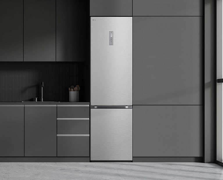 " Сучасна кухня з холодильником, який ідеально вписується в кухонні шафи, нагадуючи вбудовану модель."