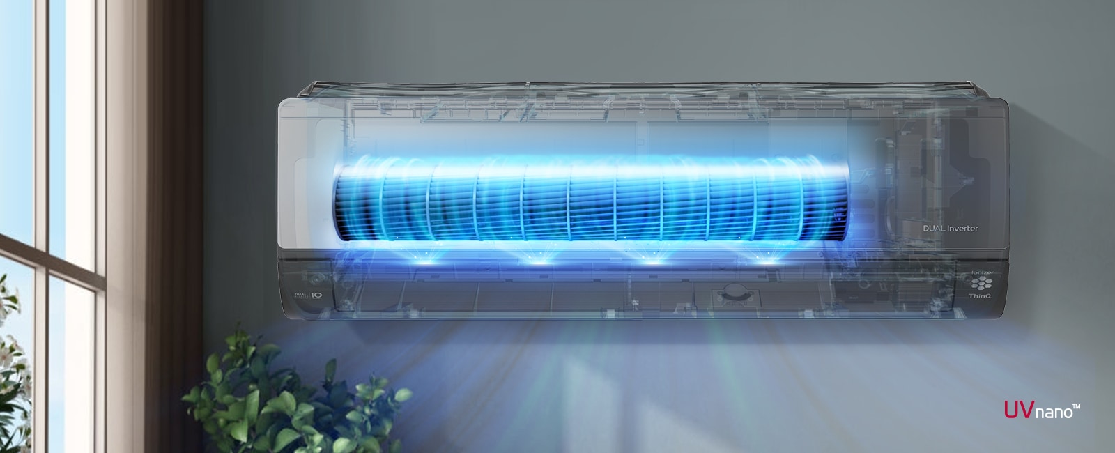 На відео показаний вид спереду встановленого на стіну кондиціонера. Його передня частина прозора, кондиціонер вмикається, щоб показати внутрішню роботу. Вентилятори підсвічуються синім, щоб показати УФ-світлодіодне світло, яке видаляє бактерії. З кондиціонера виходить повітря. Логотип UVnano розташований у нижньому правому куті.