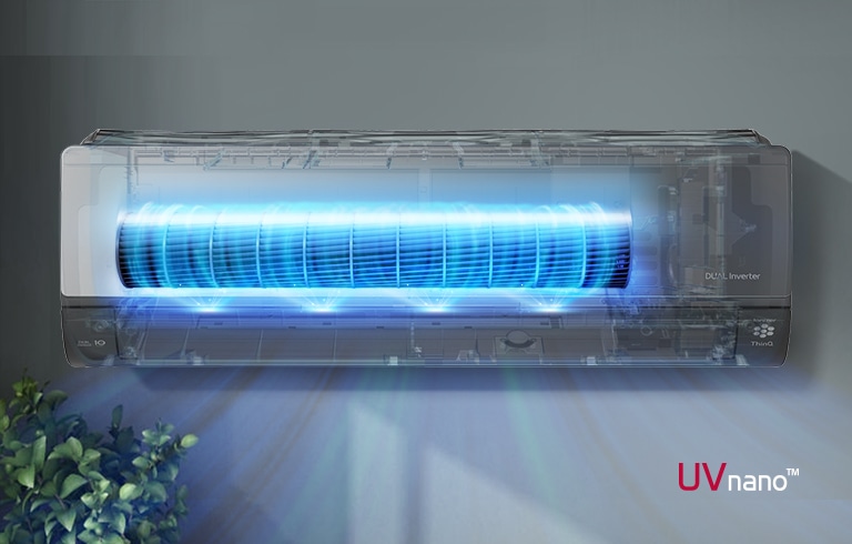 На відео показаний вид спереду встановленого на стіну кондиціонера. Його передня частина прозора, кондиціонер вмикається, щоб показати внутрішню роботу. Вентилятори підсвічуються синім, щоб показати УФ-світлодіодне світло, яке видаляє бактерії. З кондиціонера виходить повітря. Логотип UVnano розташований у нижньому правому куті.