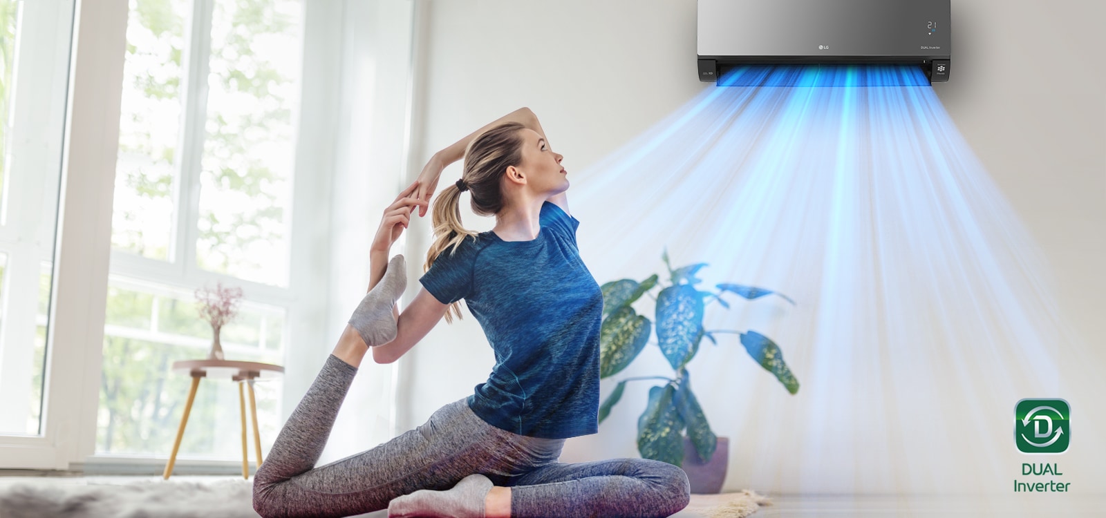 Жінка розтягується на підлозі. На задньому плані - кондиціонер, і блакитне повітря проноситься над жінкою по кімнаті. Логотип DUAL Inverter розташований у нижньому правому куті.