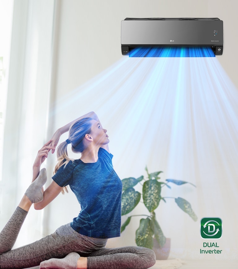 Жінка розтягується на підлозі. На задньому плані - кондиціонер, і блакитне повітря проноситься над жінкою по кімнаті. Логотип DUAL Inverter розташований у нижньому правому куті.
