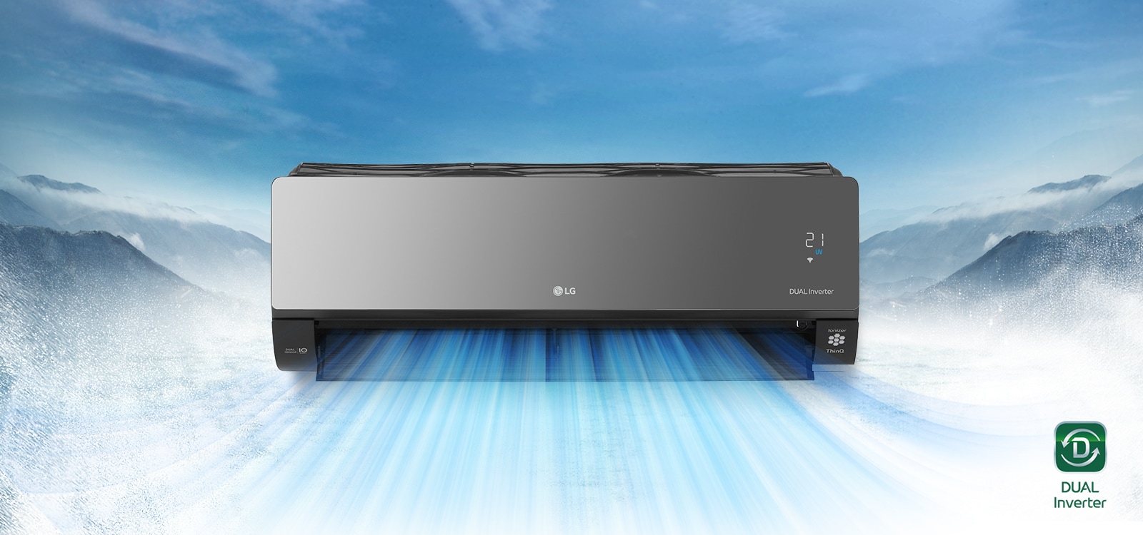 На задньому плані засніжений гірський пейзаж. Вид спереду кондиціонера на передньому плані, повітря виходить із нього. Логотип DUAL Inverter розташований у нижньому правому куті відео.