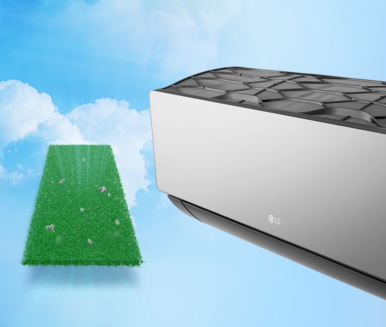 Вигляд на половину кондиціонера LG збоку на фоні синього неба з хмарками. Ліворуч від кондиціонера зображено антиалергенний фільтр, який вловлює частинки бруду.