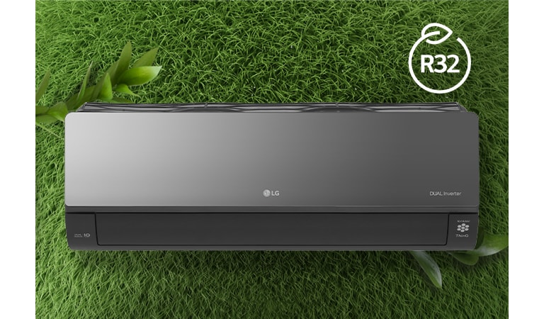 Кондиціонер LG встановлено на стіні з трави. Логотип R32 для енергоефективності знаходиться у верхньому правому куті.