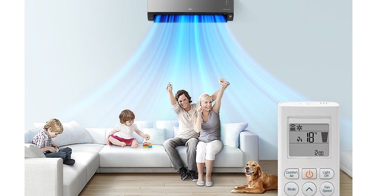 Сім'я сидить на дивані у вітальні з кондиціонером LG, встановленим над ними. Сині лінії повітря виходять, що вказує на те, що кондиціонер увімкнено. На передньому плані передня частина пульта дистанційного керування, на якій показано кнопки та температуру.