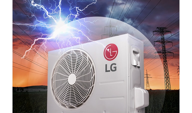 Зображено зовнішній блок кондиціонера на фоні вечірнього неба. Блок захищений прозорим колом, в коло влучає блискавка.