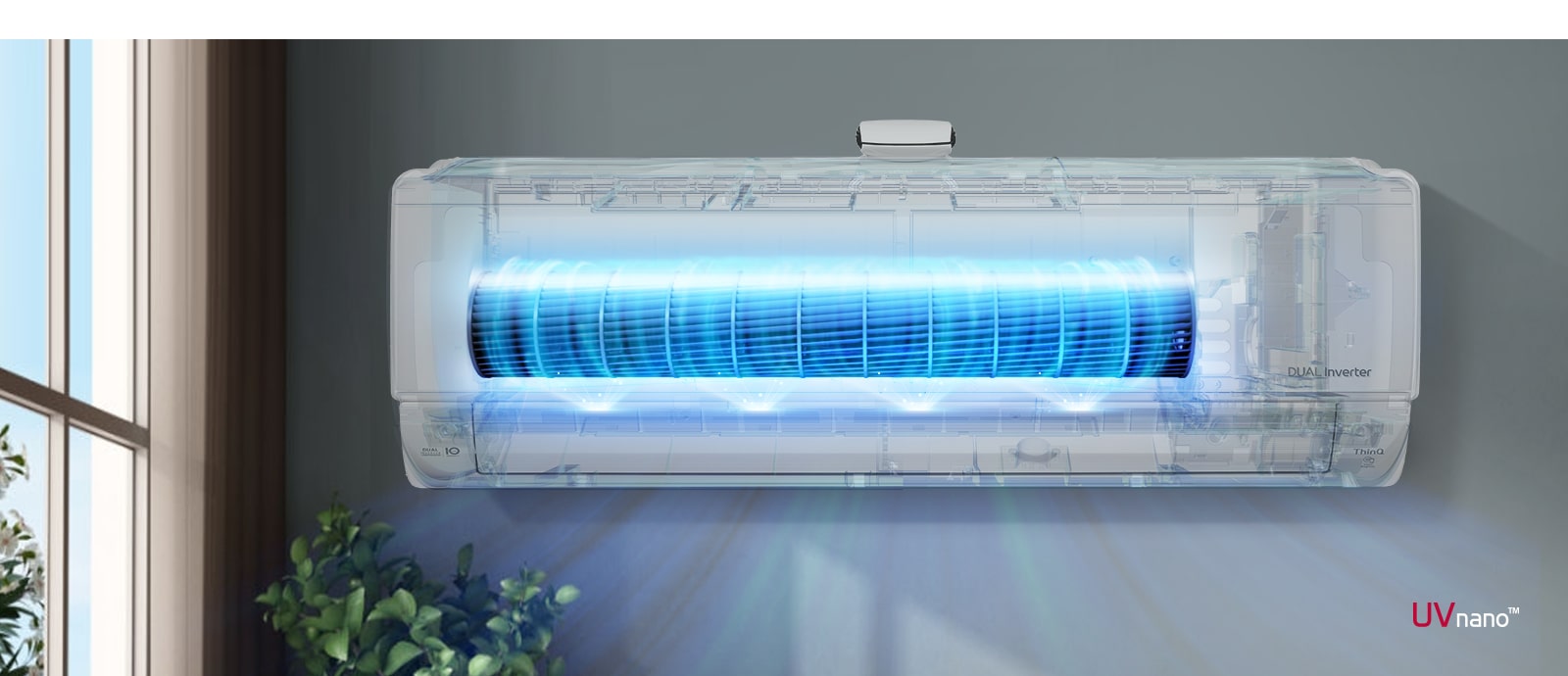 На відео показаний вид спереду встановленого на стіну кондиціонера. Його передня частина прозора, кондиціонер вмикається, щоб показати внутрішню роботу. Вентилятори підсвічуються синім, щоб показати УФ-світлодіодне світло, яке видаляє бактерії. З кондиціонера виходить повітря. Логотип UVnano розташований у нижньому правому куті.