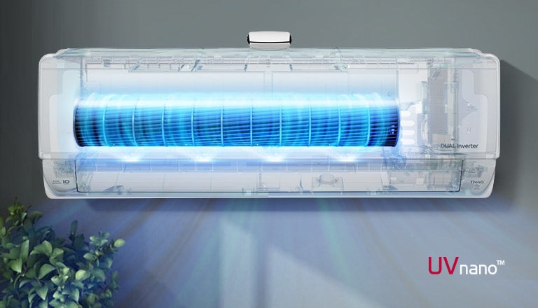 На відео показаний вид спереду встановленого на стіну кондиціонера. Його передня частина прозора, кондиціонер вмикається, щоб показати внутрішню роботу. Вентилятори підсвічуються синім, щоб показати УФ-світлодіодне світло, яке видаляє бактерії. З кондиціонера виходить повітря. Логотип UVnano розташований у нижньому правому куті.