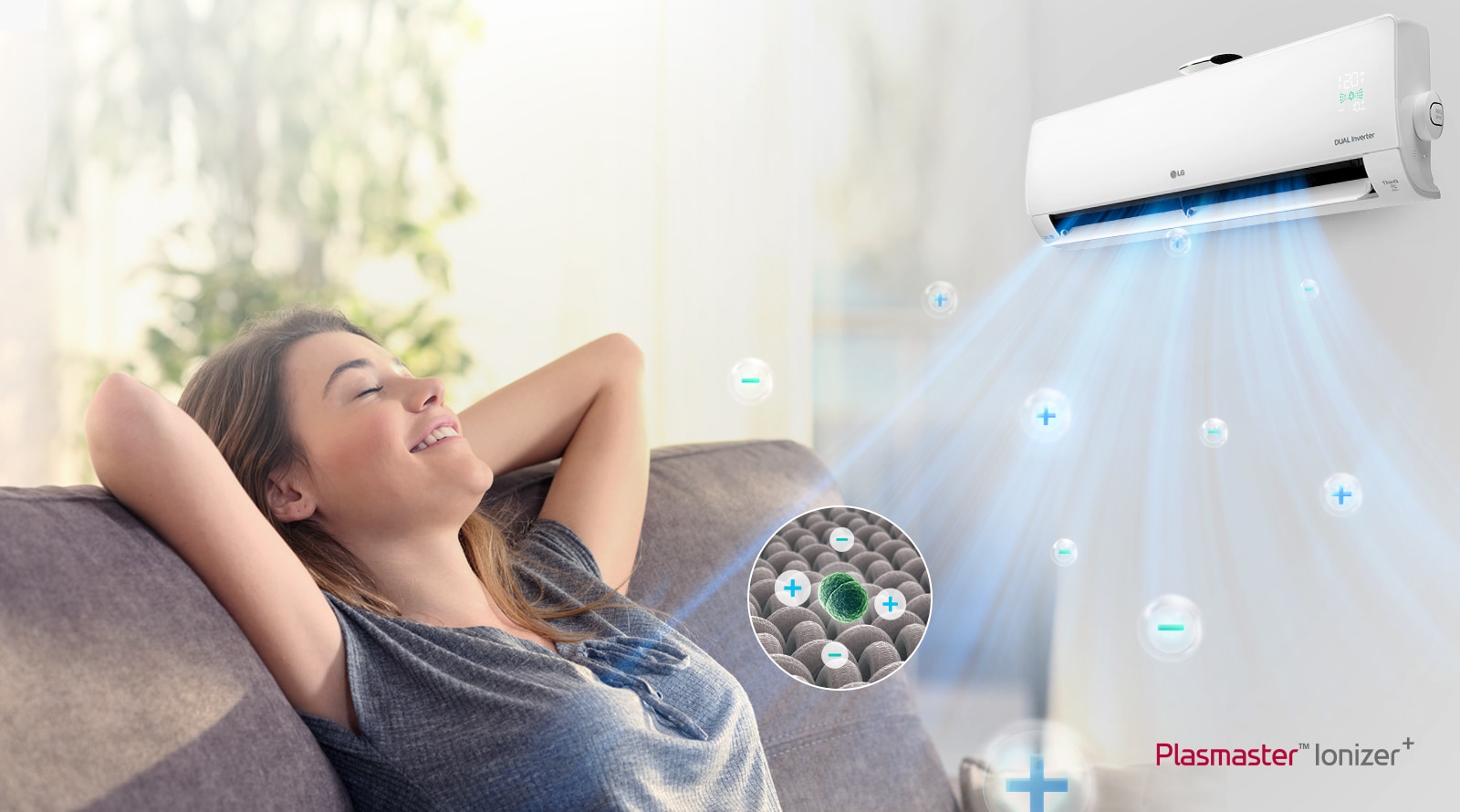 Кнопка відтворення/паузи внизу означає, що це відео. Жінка тягнеться назад, посміхаючись, на дивані. Кондиціонер LG на стіні над нею видуває повітря. Бульбашки зі знаками плюс і мінус рухаються по повітрю завдяки іонізатору Plastmaster. Є коло зі збільшеним видом плюс-мінус іонних бульбашок, що оточують бактерії та дезодорують їх. У кутку зображення можна побачити логотип Plasmaster Ionizer.