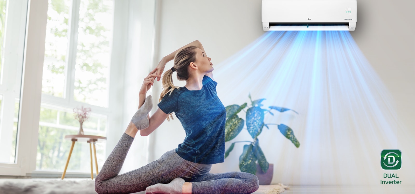 Жінка розтягується на підлозі. На задньому плані - кондиціонер, і блакитне повітря проноситься над жінкою по кімнаті. Логотип DUAL Inverter розташований у нижньому правому куті.