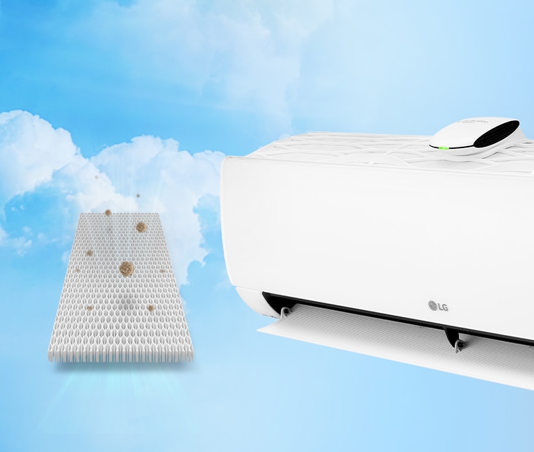 Вигляд на половину кондиціонера LG збоку на фоні синього неба з хмарками. Ліворуч від кондиціонера зображено фільтр дрібного пилу, який вловлює частинки бруду.