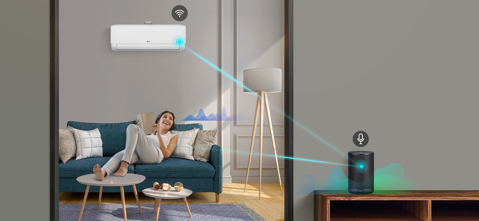 Три піктограми вгорі вказують на наявність трьох зображень у каруселі. Перша піктограма з написом «Голосове керування» червона. Жінка лежить на дивані у вітальній кімнаті, з елементами інтер'єру довкола. Біля неї з’являються лінії звукової хвилі, а потім лінія від неї до колонки з ШІ на тумбочці, а над колонкою з’являється значок мікрофона. Тоді навколо колонки з’являються лінії звукової хвилі та лінія від неї до кондиціонера. Над кондиціонером з’являється значок Wi-Fi.