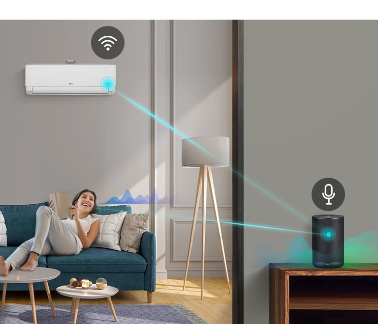 Три піктограми вгорі вказують на наявність трьох зображень у каруселі. Перша піктограма з написом «Голосове керування» червона. Жінка лежить на дивані у вітальній кімнаті, з елементами інтер'єру довкола. Біля неї з’являються лінії звукової хвилі, а потім лінія від неї до колонки з ШІ на тумбочці, а над колонкою з’являється значок мікрофона. Тоді навколо колонки з’являються лінії звукової хвилі та лінія від неї до кондиціонера. Над кондиціонером з’являється значок Wi-Fi.
