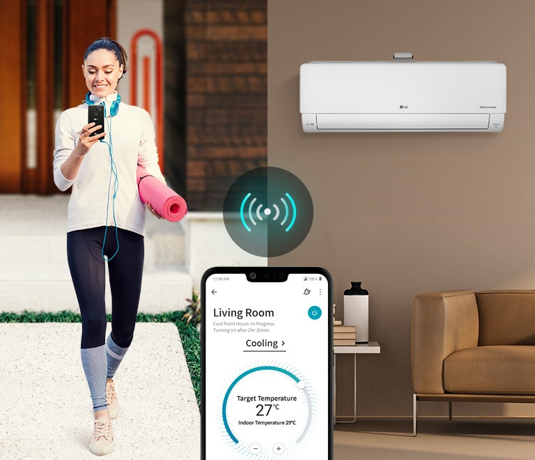 Три піктограми вгорі вказують на наявність трьох зображень у каруселі. Друга піктограма з написом «Віддалене керування» червона. На лівій частині зображення жінка йде на вулиці посміхаючись та дивиться на свій смартфон. На правій частині зображення - кондиціонер на стіні. Внизу посередині зображено екран смартфона з інтерфейсом застосунку ThinQ™, над смартфоном з’являється значок хвиль Wi-Fi в дві сторони.