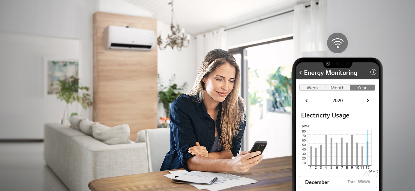 Три піктограми вгорі вказують на наявність трьох зображень у каруселі. Третя піктограма з написом «Моніторинг» червона. Зображено жінку, яка сидить за столом та дивиться на свій смартфон.Позаду зображено інтер'єр кімнати з кондицоінером на стіні вгорі. Внизу ліворуч зображено екран смартфона з інтерфейсом застосунку ThinQ™, над смартфоном з’являється значок Wi-Fi.