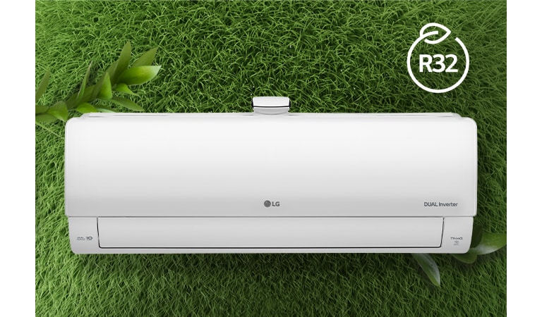 Кондиціонер LG встановлено на стіні з трави. Логотип R32 для енергоефективності знаходиться у верхньому правому куті.