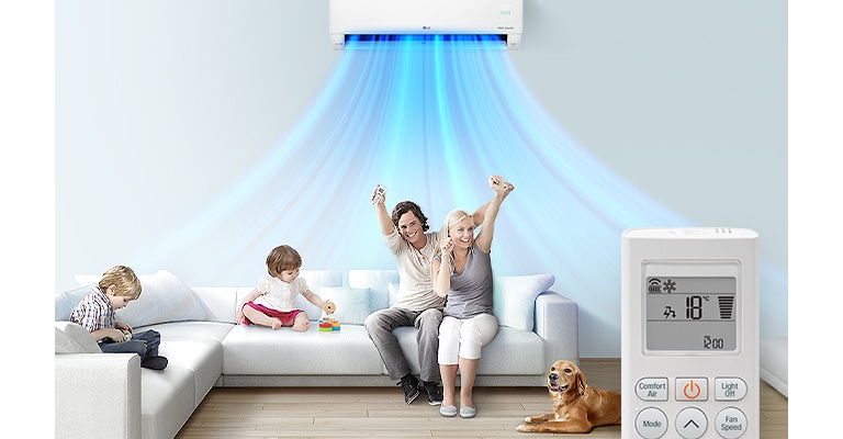 Сім'я сидить на дивані у вітальні з кондиціонером LG, встановленим над ними. Сині лінії повітря виходять, що вказує на те, що кондиціонер увімкнено. На передньому плані передня частина пульта дистанційного керування, на якій показано кнопки та температуру.