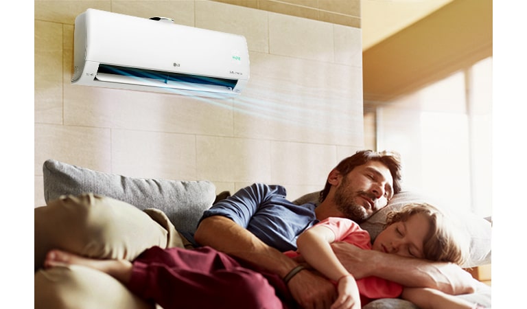 Батько з донькою сплять на дивані під кондиціонером, який випускає повітря блакитного кольору.