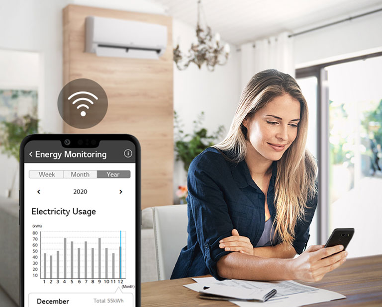 Три піктограми вгорі вказують на наявність трьох зображень у каруселі. Третя піктограма з написом «Моніторинг» червона. Зображено жінку, яка сидить за столом та дивиться на свій смартфон.Позаду зображено інтер'єр кімнати з кондицоінером на стіні вгорі. Внизу ліворуч зображено екран смартфона з інтерфейсом застосунку ThinQ™, над смартфоном з’являється значок Wi-Fi.