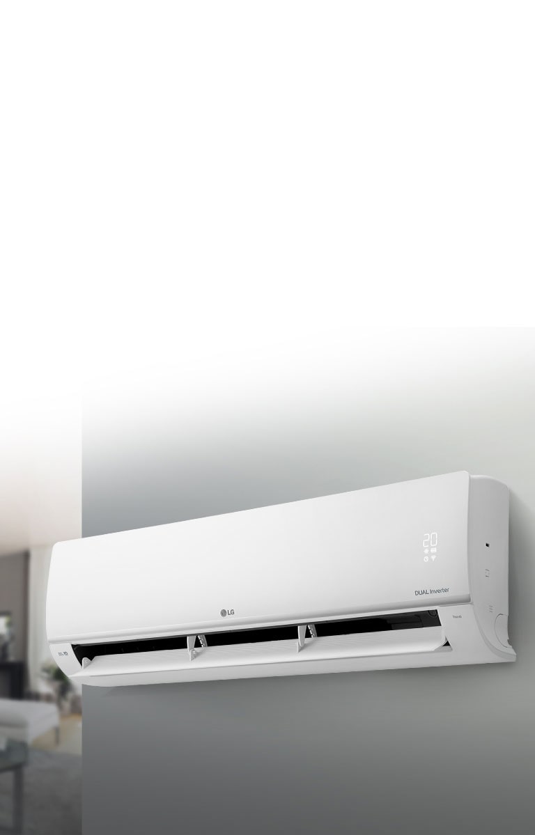 Білий кондиціонер висить на сірій стіні, жалюзі відкриті. Позаду ліворуч видніється розмитий інтер'єр кімнати.